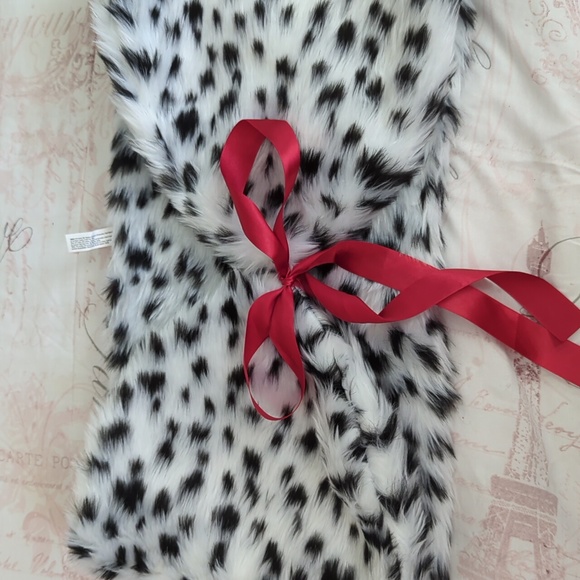 Cruella DeVille Faux Fur Shrug (Disney Villains) - Picture 3 of 12